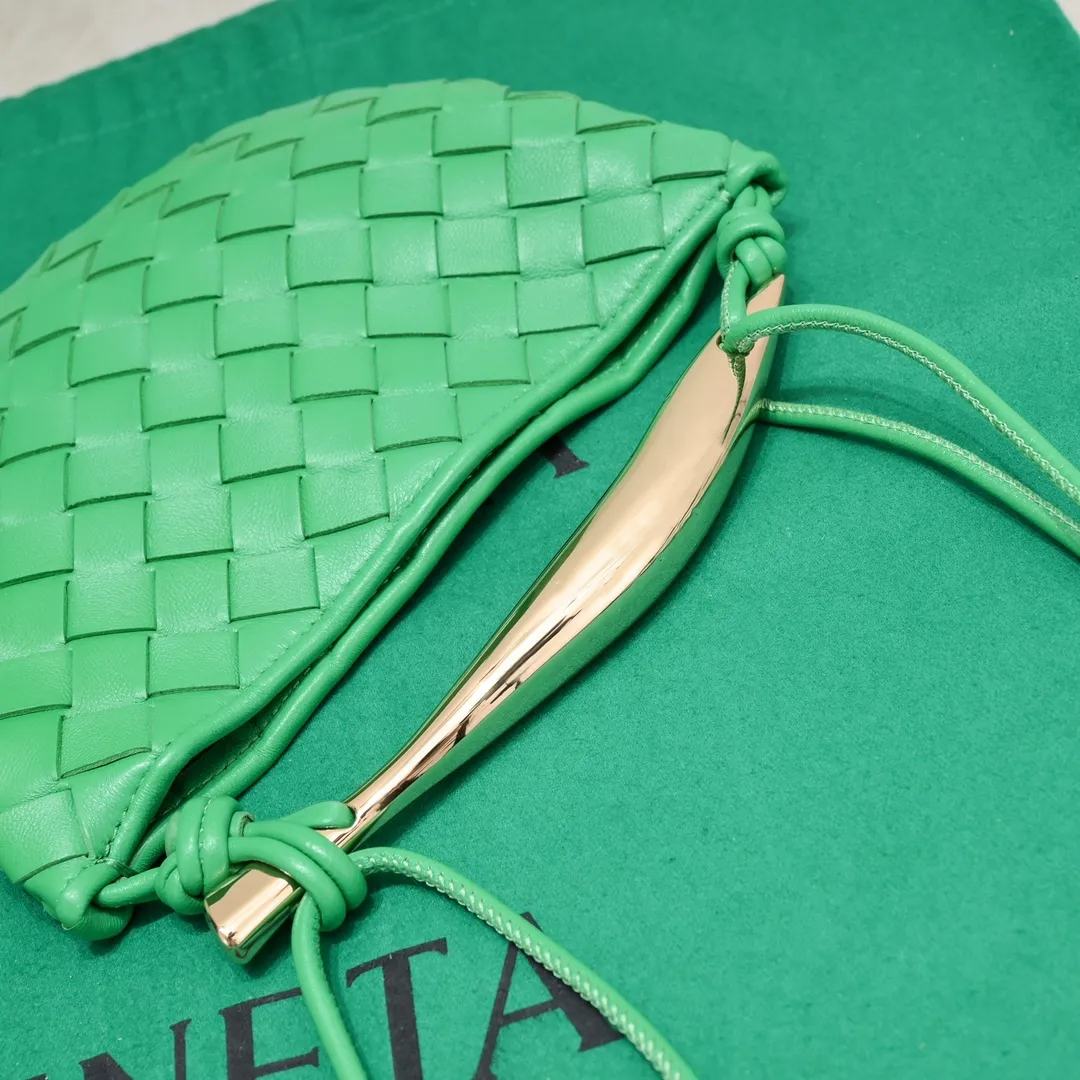 Batch of 1260 BV Mini Sardine is coming‼ ️Super high-end, stainless steel hardware + 24k real gold plating process, fish scales (concave and convex positions) are the finishing touch, the sardine bag that can be carried cross-body is completely beautiful to the heart. The metal element handle and weaving are perfectly combined to completely integrate the artistic sense and elegance and fashion. It is really like a work of art🏺The large size is elegant, the small size is exquisite and cute, a must-have item for fashionistas, and the details are perfectly reproduced. Style number: 6680# Size 20*12*2.5